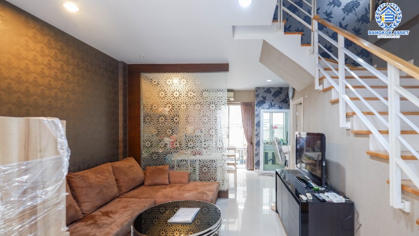 *****ทาวน์เฮ้าส์มือสอง ย่านลาดปลาเค้า ม.บ้านกลางเมืองเออบาร์เนียน เกษตร-นวมินทร์ เนื้อที่กว้าง 20 ตร.ว. ฟังก์ชัน 3 ห้องนอน 3 ห้องน้ำ ที่จอดรถ 1 คัน ภายในตกแต่งงสวย พร้อมเข้าอยู่ โครงการตั้งบนทำเลแห่งการเดินทาง ใกล้รถไฟฟ้าสายสีชมพู "ลาดปลาเค้า" และทางด่วน "รามอินทรา" จองเลย!